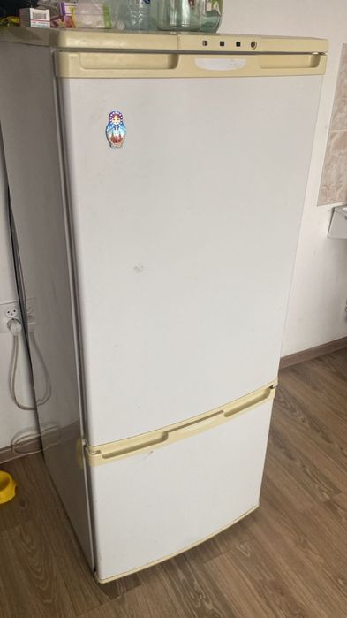 Холодильник на запчасти(если заменить запчасть будет работать)