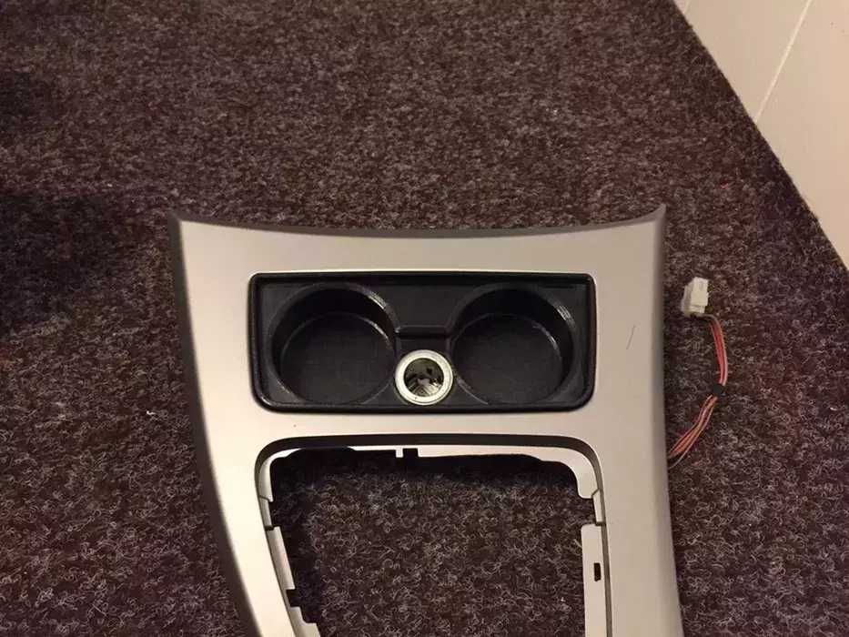 BMW E90 E91 E92 E93: Поставка за чаши със запалка (Cup Holder)