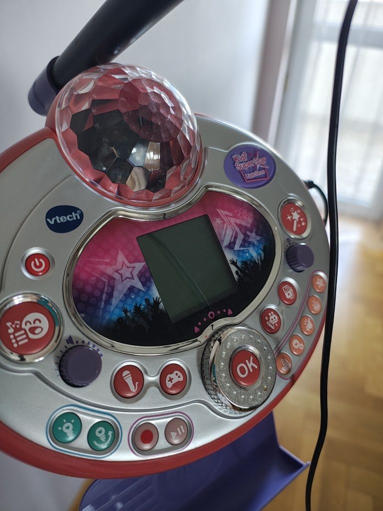 Конче и влак на английски. Караоке микрофон и CD player.