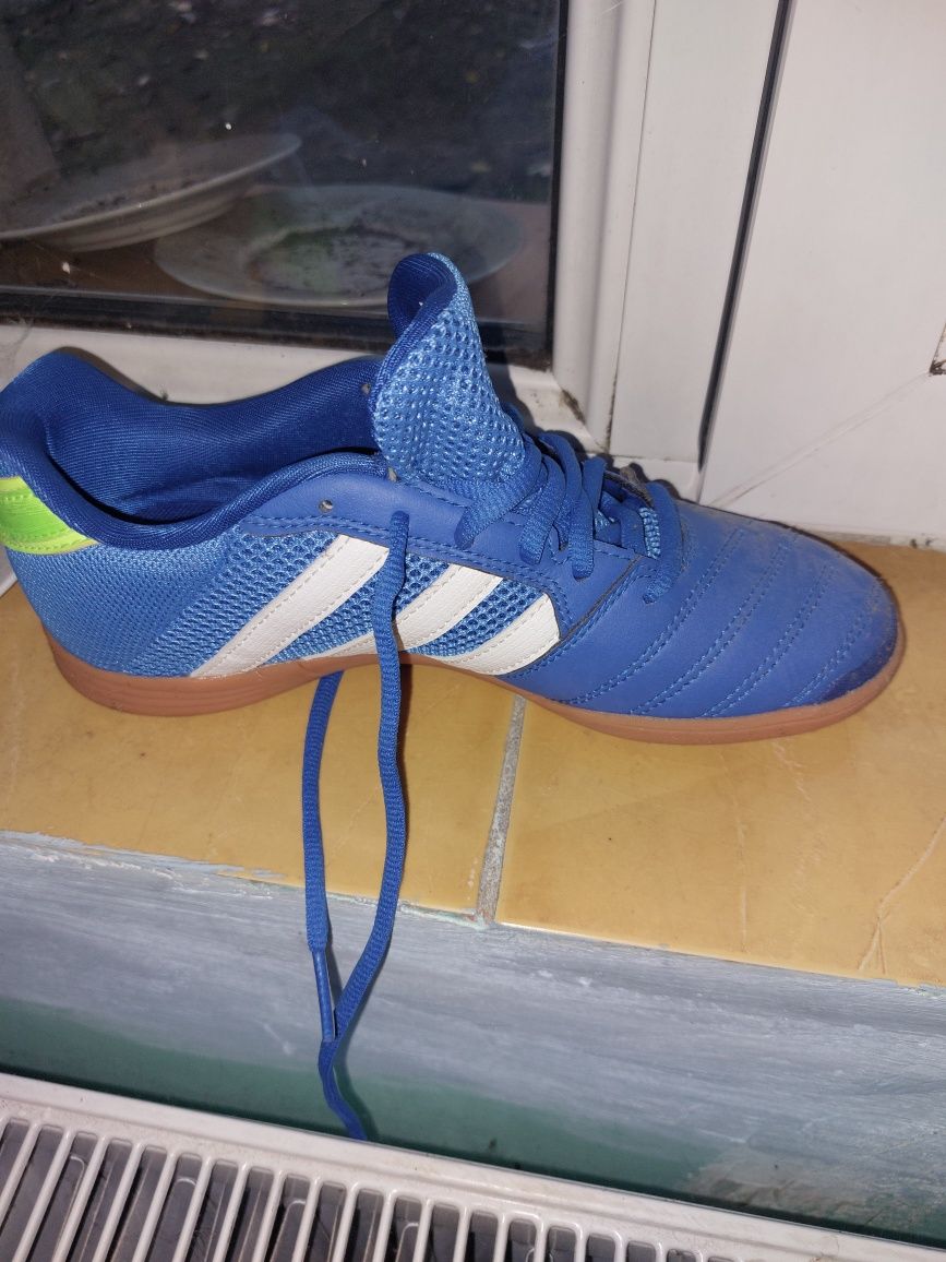 Adidasi de sala de fotbal de la adidas