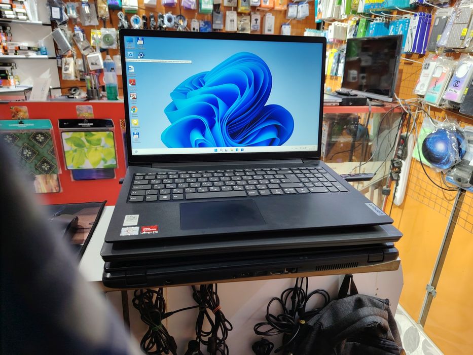 Noutbuk sotiladi Lenovo