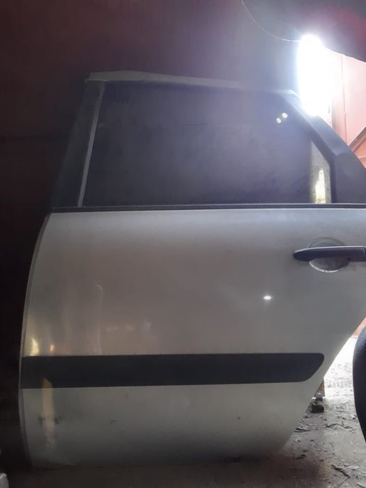 Дверь задняя правая гранта