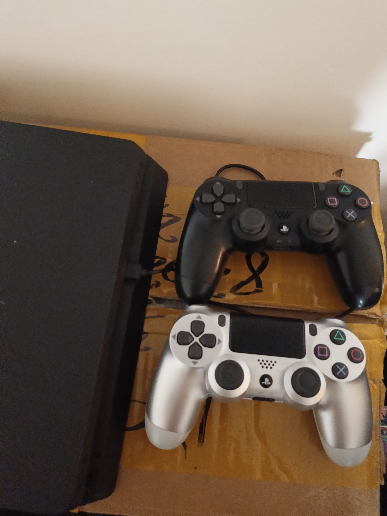 Продам PS 4 slim