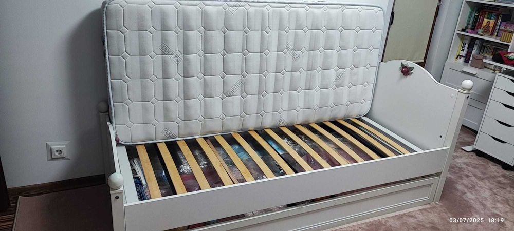 Pat single 90×200 cu saltea Dormeo, somiera si lada (posibil saltea 2)