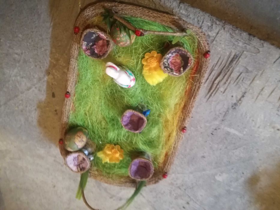 Продавам Великденска кошничка с поставки за яйчицата