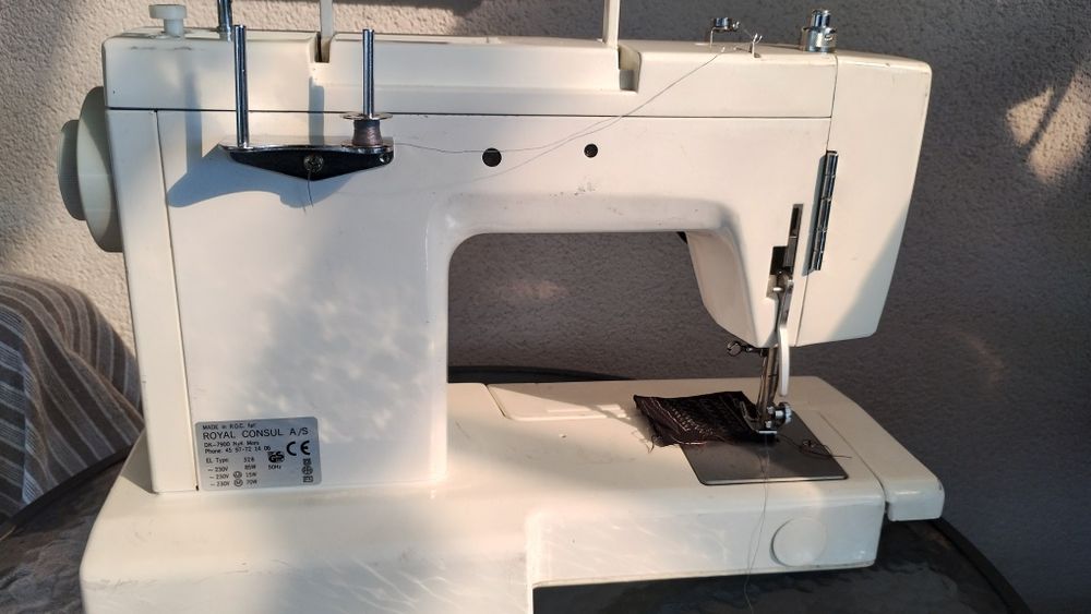 Отлично работеща шевна машина  .