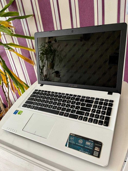 Лаптоп Asus x552m с мишка и черна чанта за лаптоп