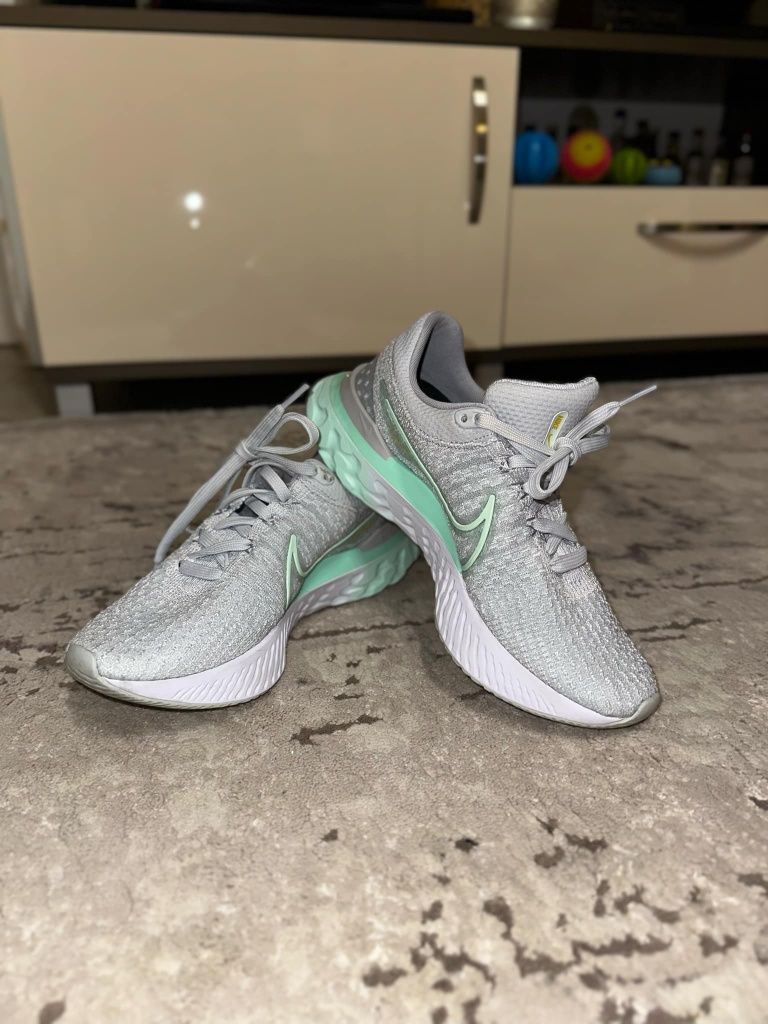 Маратонки  Nike 38 номер