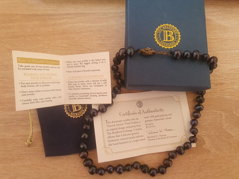 Елегантно колие от естествени черни перли от The Bradford Exchange.