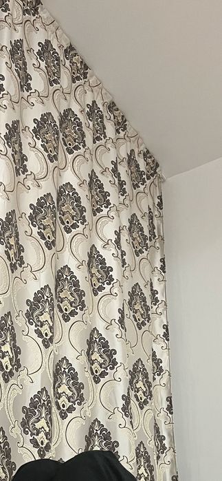 Vând 2 modele de draperii