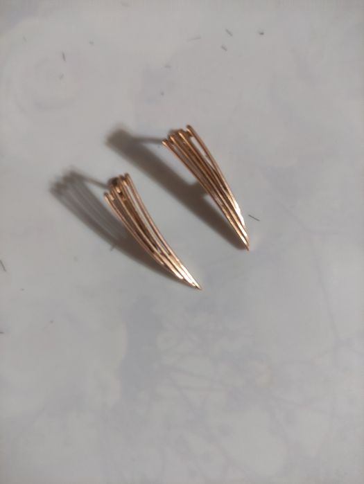 Продаются необычные золотые серьги