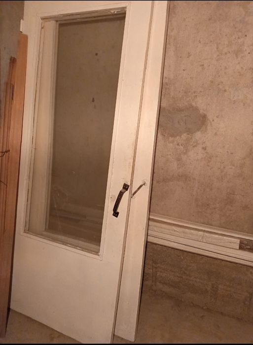 Продам двери,б/у есть со стеклом и без стекла.