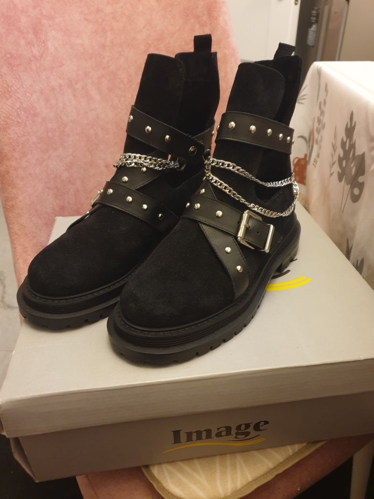Ghete din piele,marca Carinii