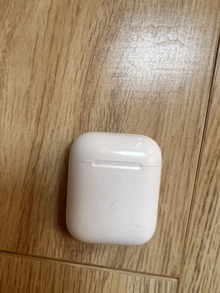 Зарядный футляр MagSafe (Lightning) для AirPods (1-го поколения)