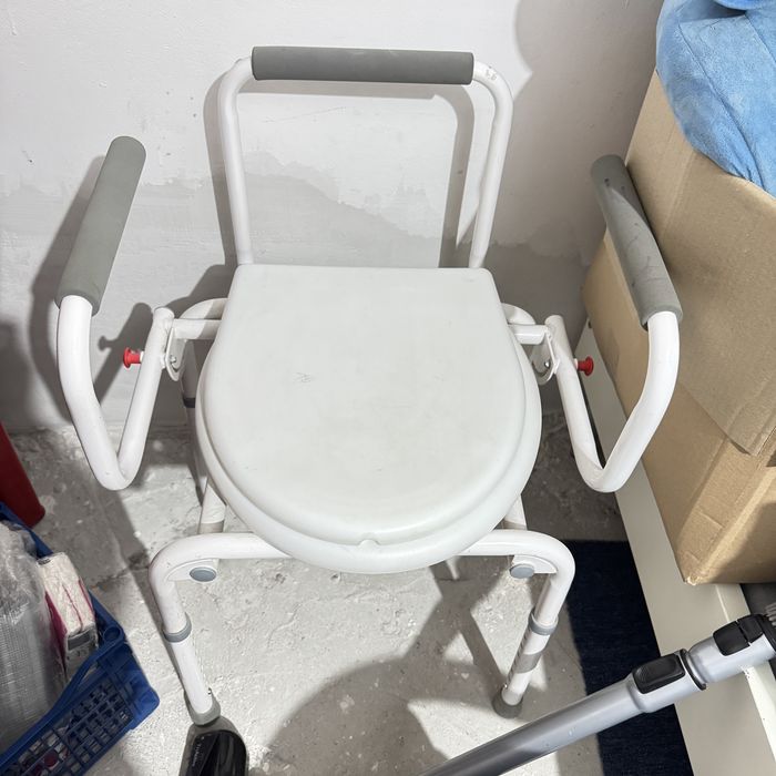 Scaun wc persoane dezabilitati