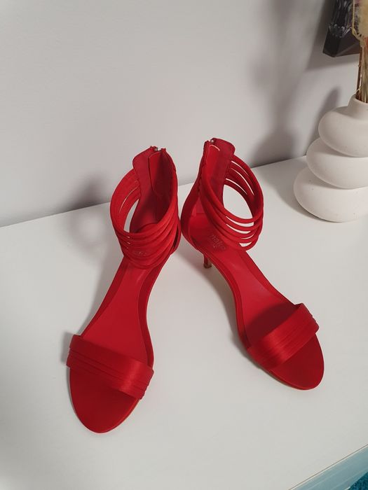 Червени дамски обувки