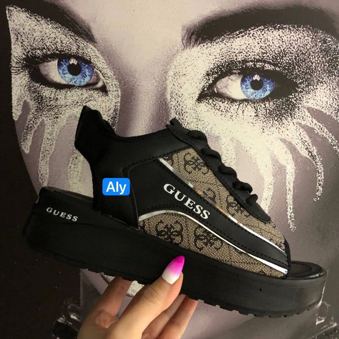 Adidași și sandale