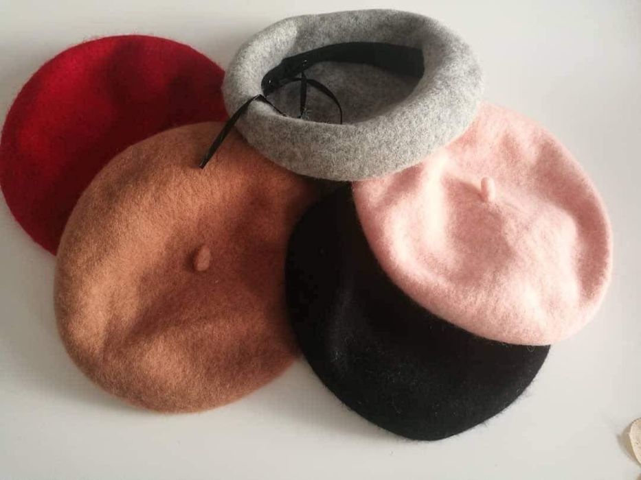 Вълнена барета в цвят сиво