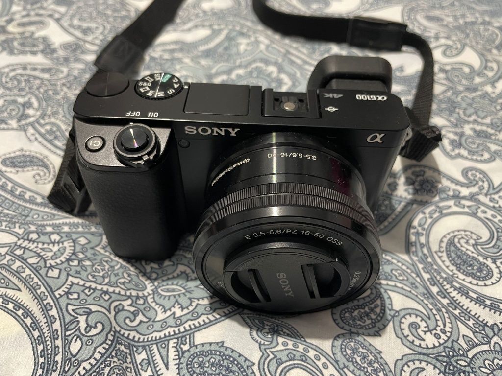 Vând Sony A6100 cu obiectiv de kit 16-50mm f3. 5-6 + 50mm f1. 8