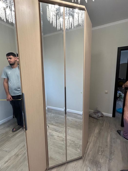 Угловой шкаф с зеркалом