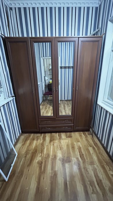 Шкаф продается в хорошем состоянии, недорого, большой, вместительный.