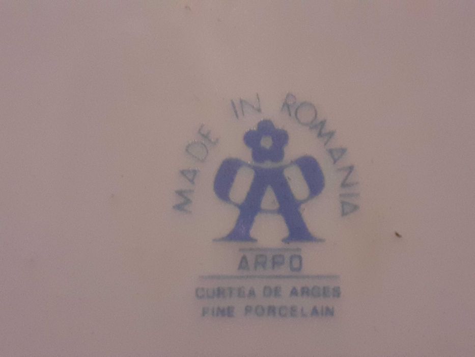 Сервиз качествен порцелан.За торта.Отличен.Съдържа 7части.