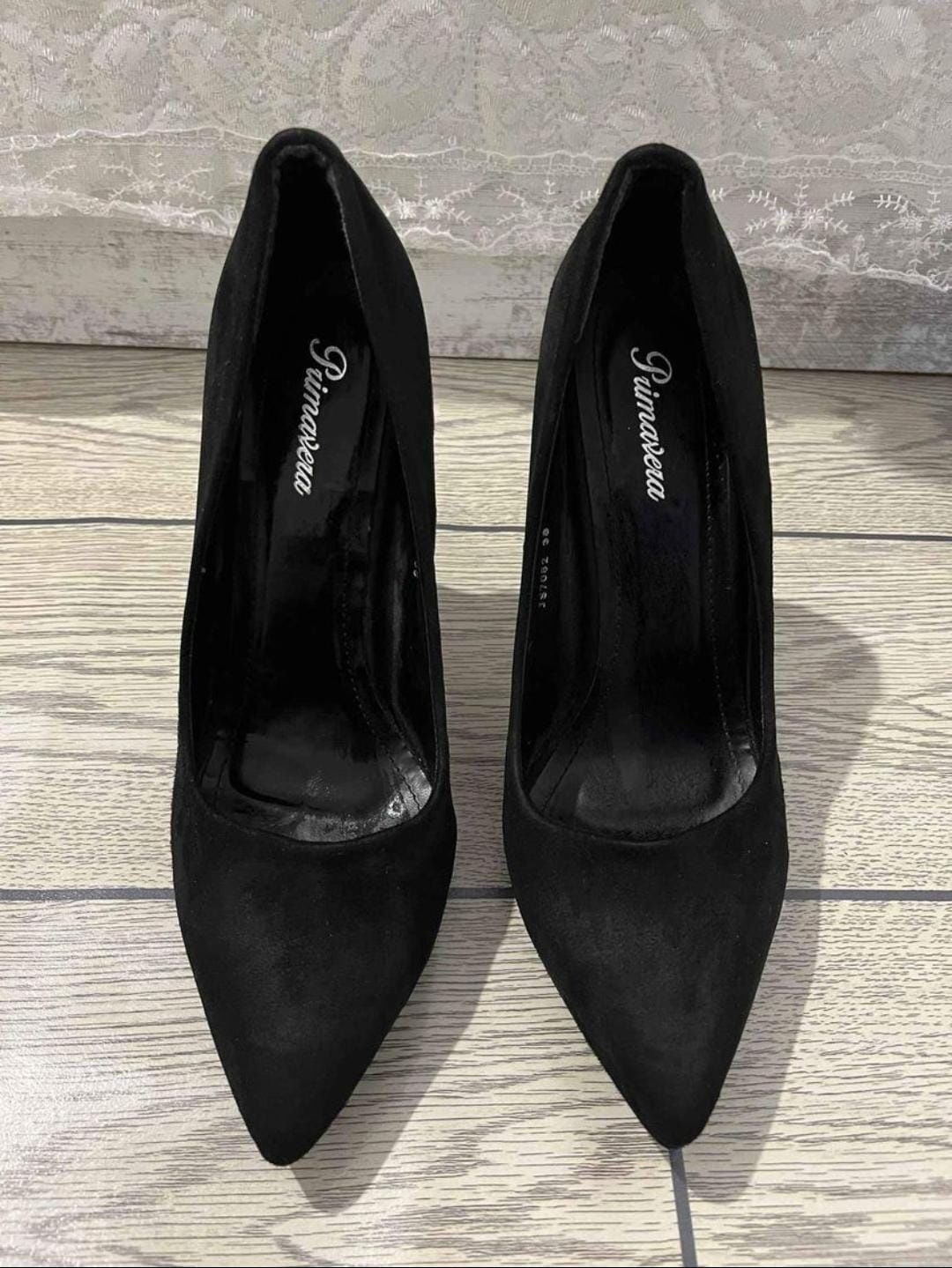 Дамски обувки стилето.
38 номер, черен цвят.
Като нови без забележки!