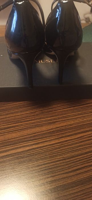 Pantofi din piele lăcuită