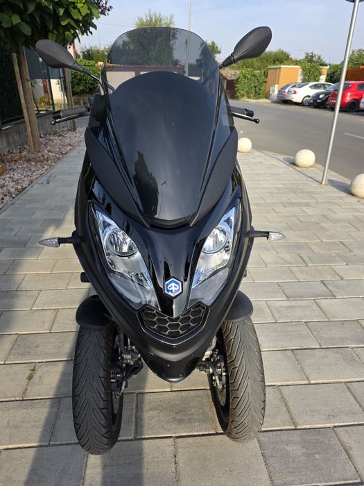 Scuter Motocicleta Piaggio MP3 300 cm se conduce cu categoria B