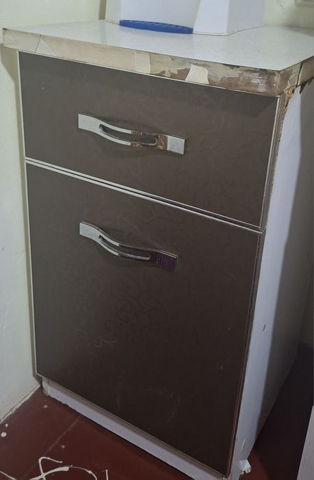 Shkaf sotiladi srochni