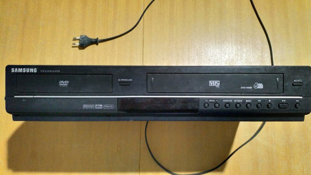 DVD  и видео касета устройство