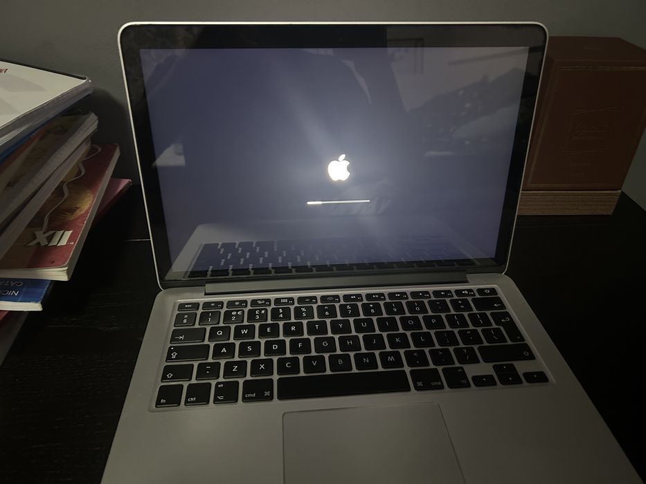 Vand macbook pro stare foarte buna