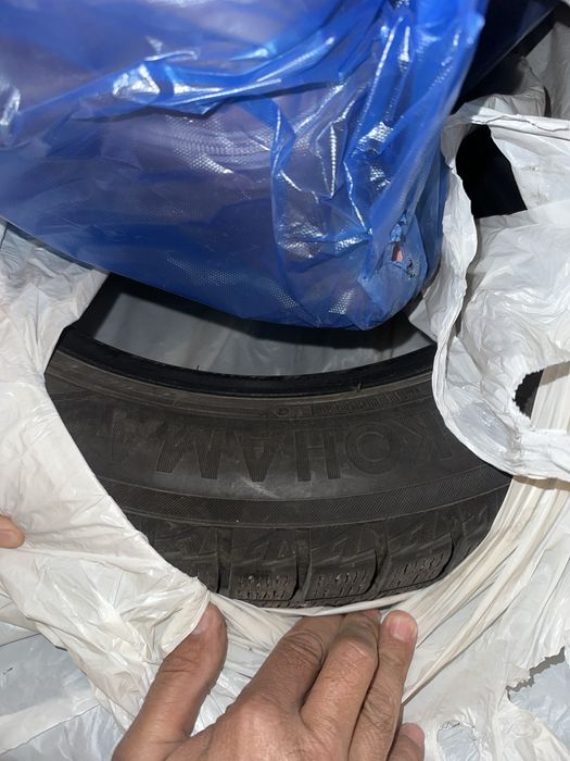 Резина зимняя Yokohama 235/55/17 рещина как новая