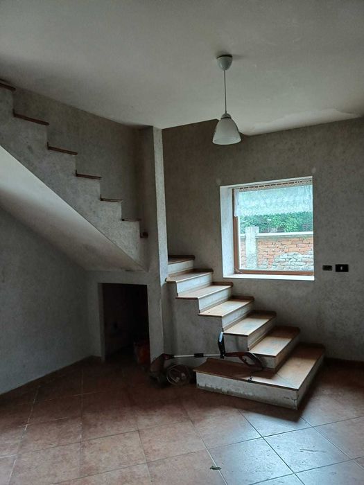 Casă cu etaj de vânzare