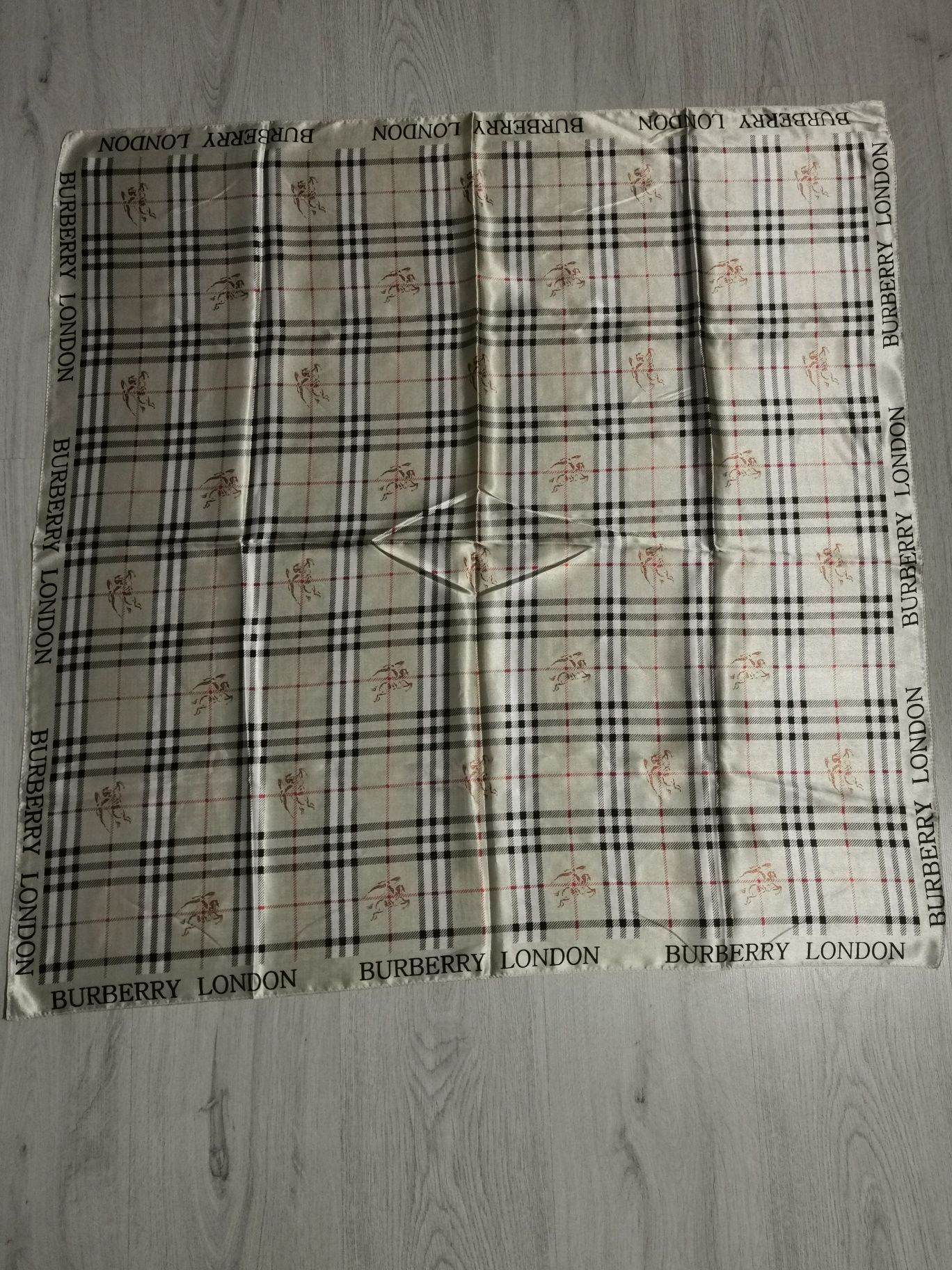 Eșarfă Burberry NOUĂ