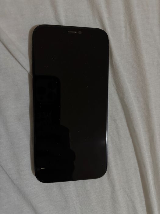 Văd iPhone 12 telefonul este ca și nou l-a folosit doar două săptămâni