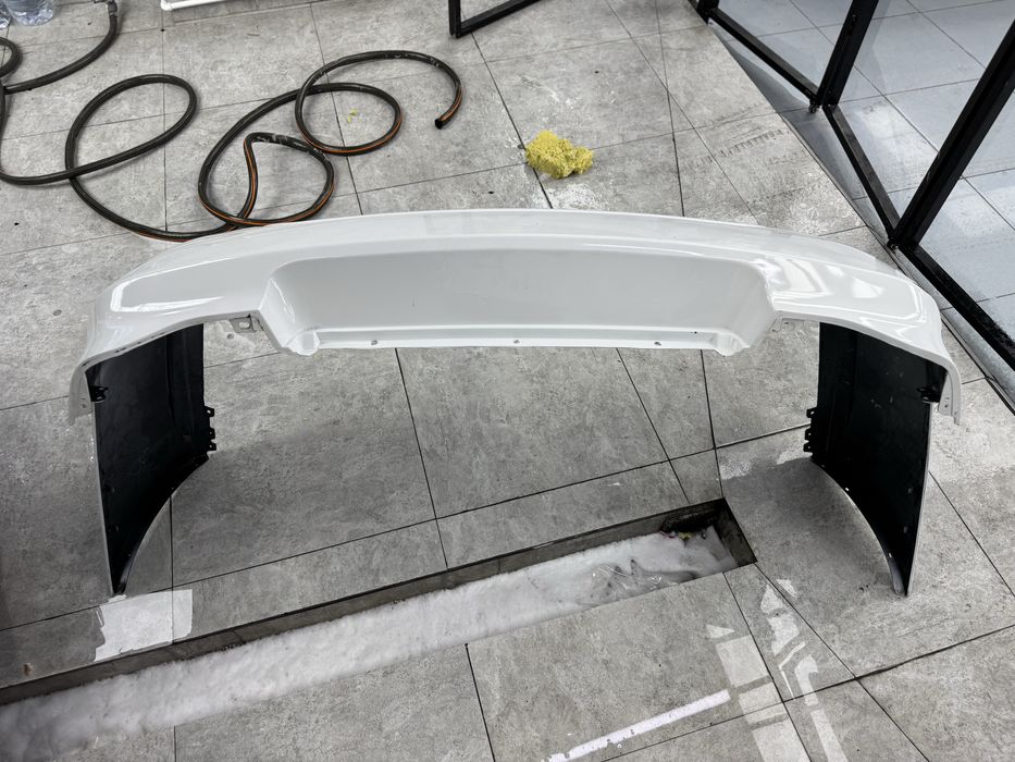 Nexia 2 orqa bamper sotiladi but butun faqat qirilgan joylari bor