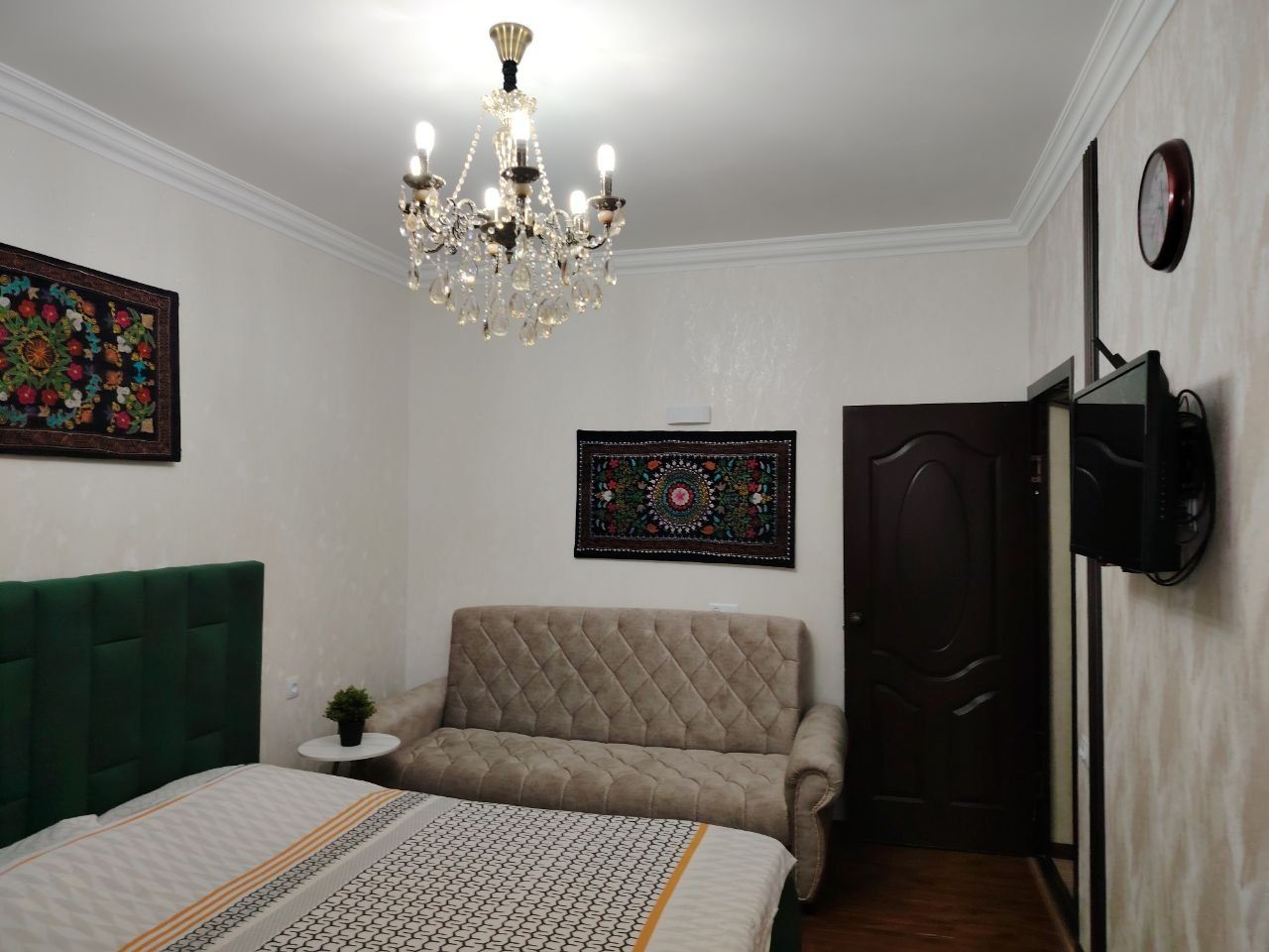 продается своя 1 ком перед в 2 ком на метро Юнусабад