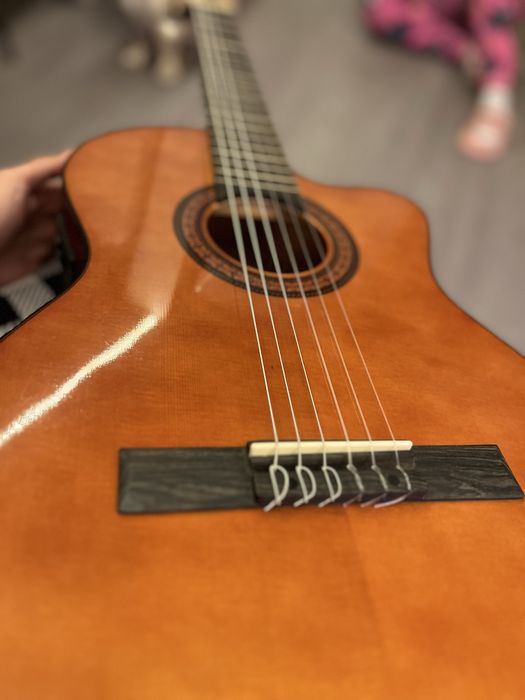 Vand chitara mai multe detali in privat