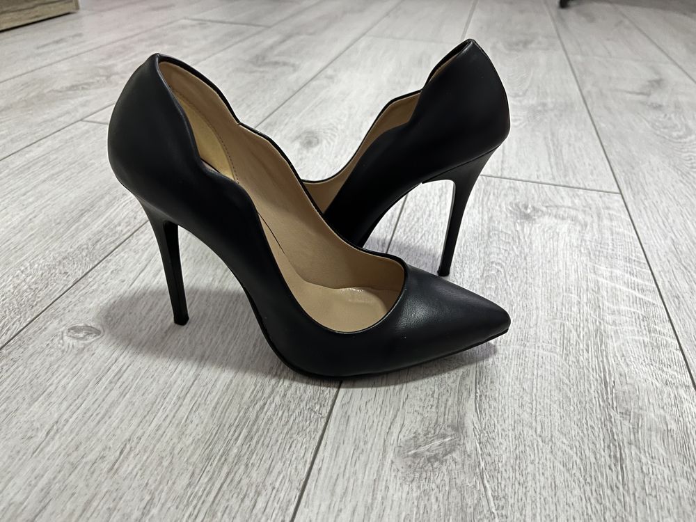 Черни стилето обувки с ефектен дизайн, бутикови