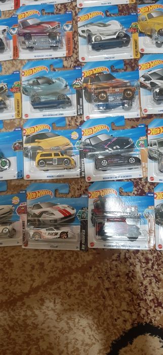 Vând peste 100 de machete Hotwheels și Matchbox