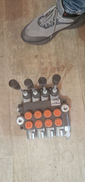 Distribuitor hidraulic cu 4 manete debit 40L/min cu levier inclus HIDR