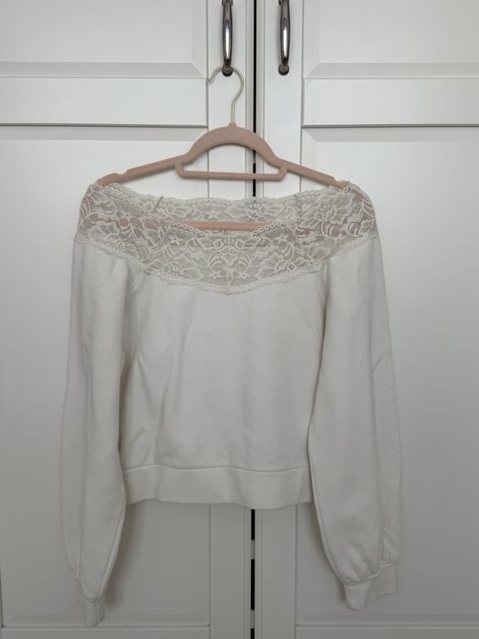 Бяла блуза с дантела и падащи рамене S H&M