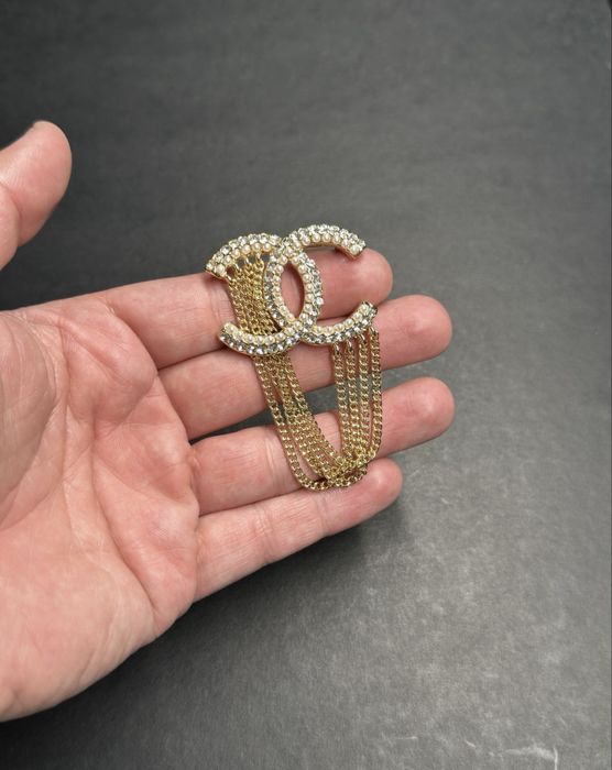 Brosa Chanel cu perle si pietre