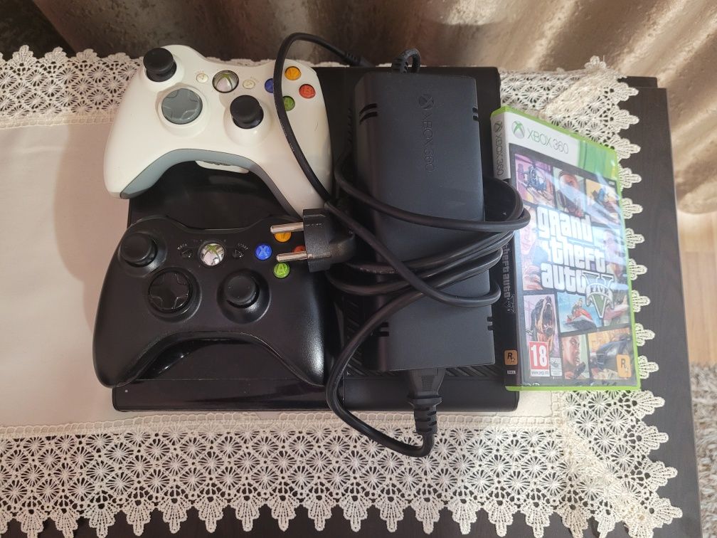 Vând Xbox 360 2 controllere+joc