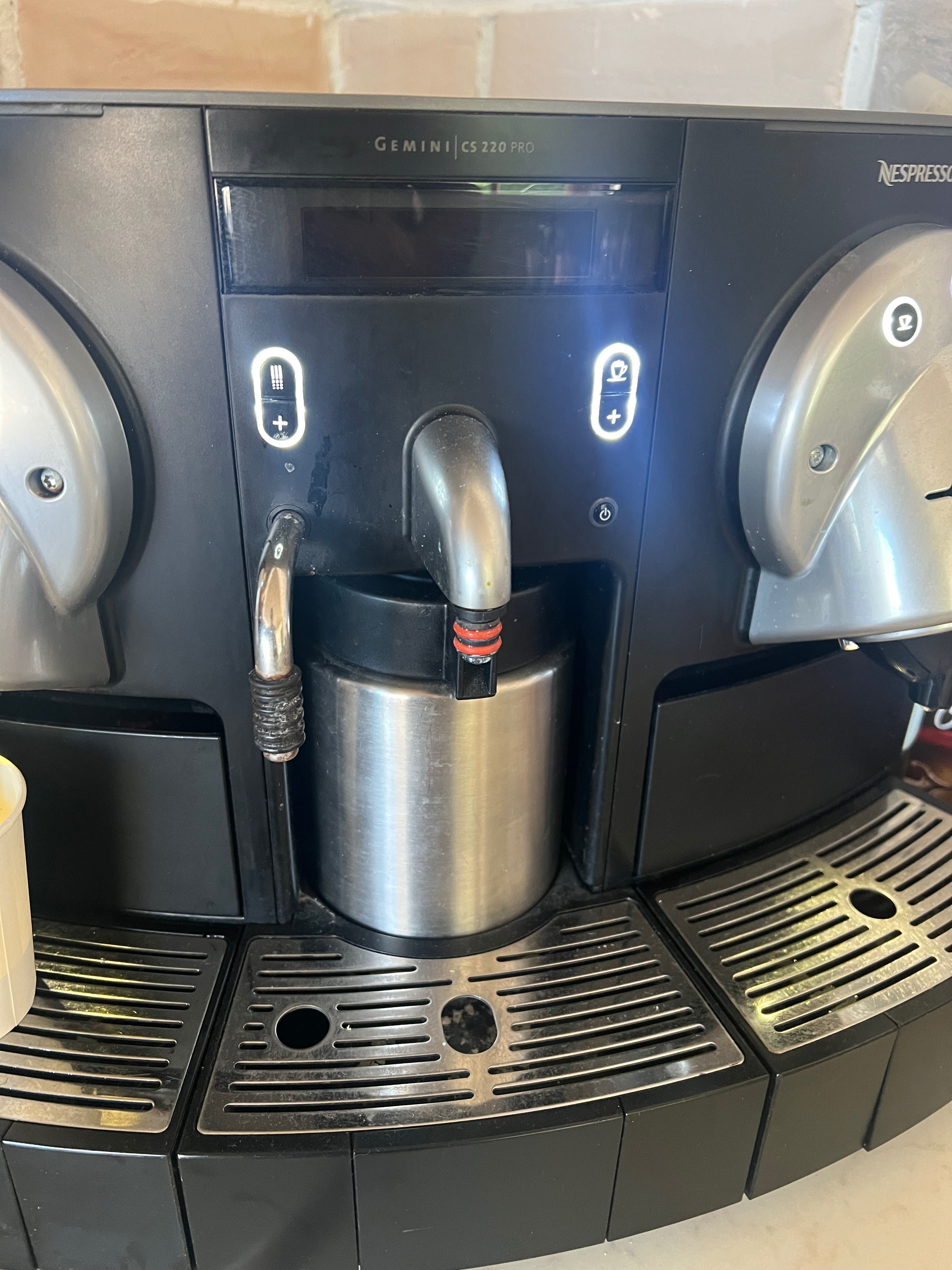 Кафе машина Nesspresso Gemini 220 Pro