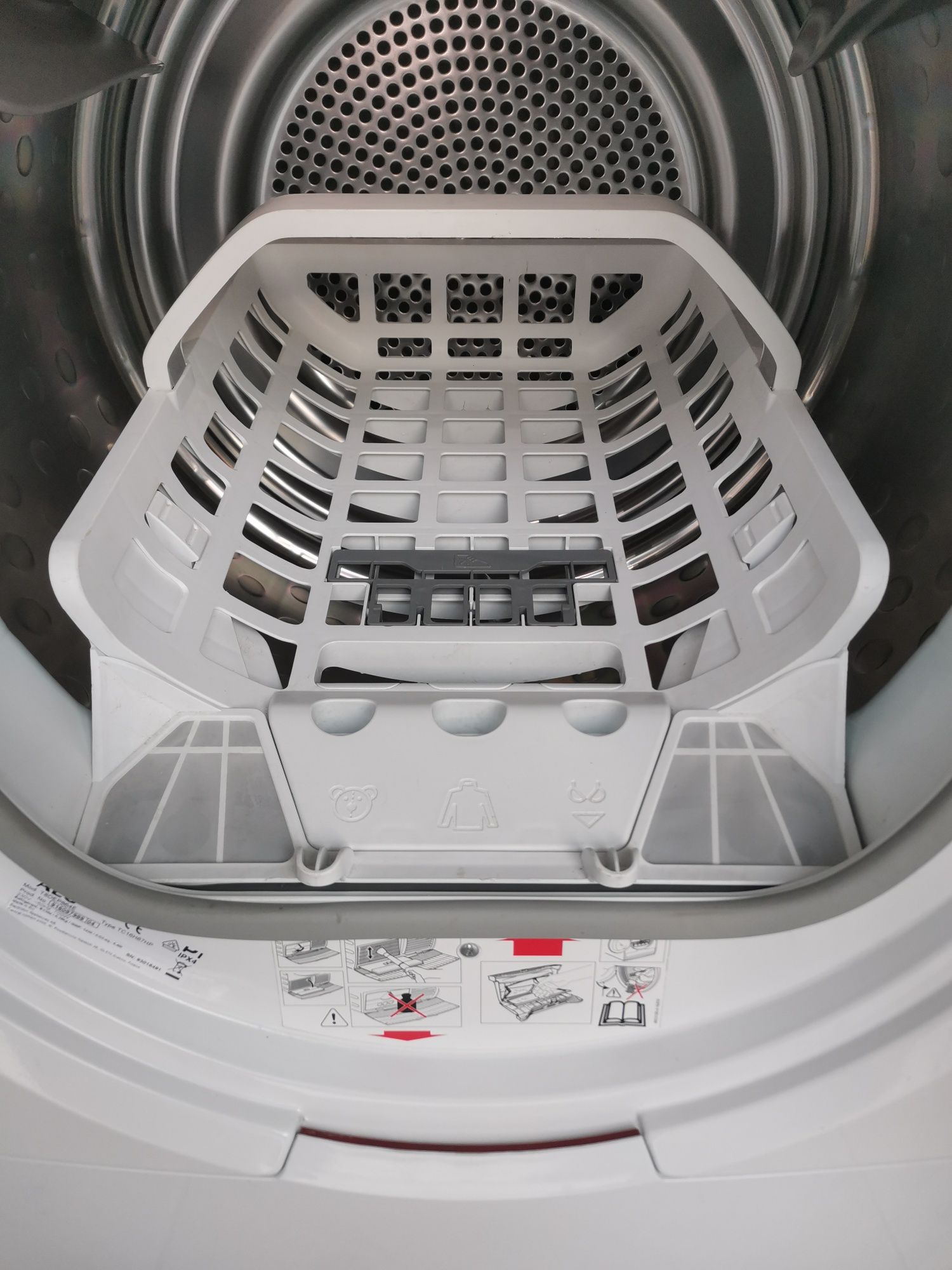 Сушилня AEG Serie 8000 A+++ с приставка за обувки