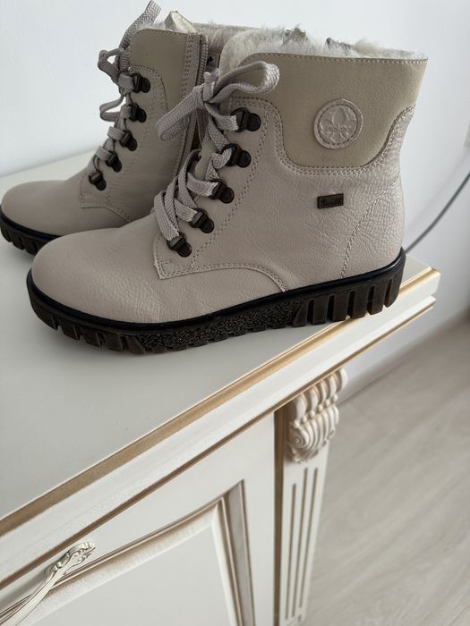 продаются полусапожки, новые 37 разм., новые , не подошли по размеру