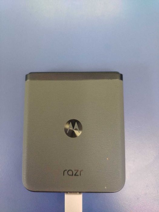 Motorola Razr 40 – 256GB | Stare impecabilă | Ca nou