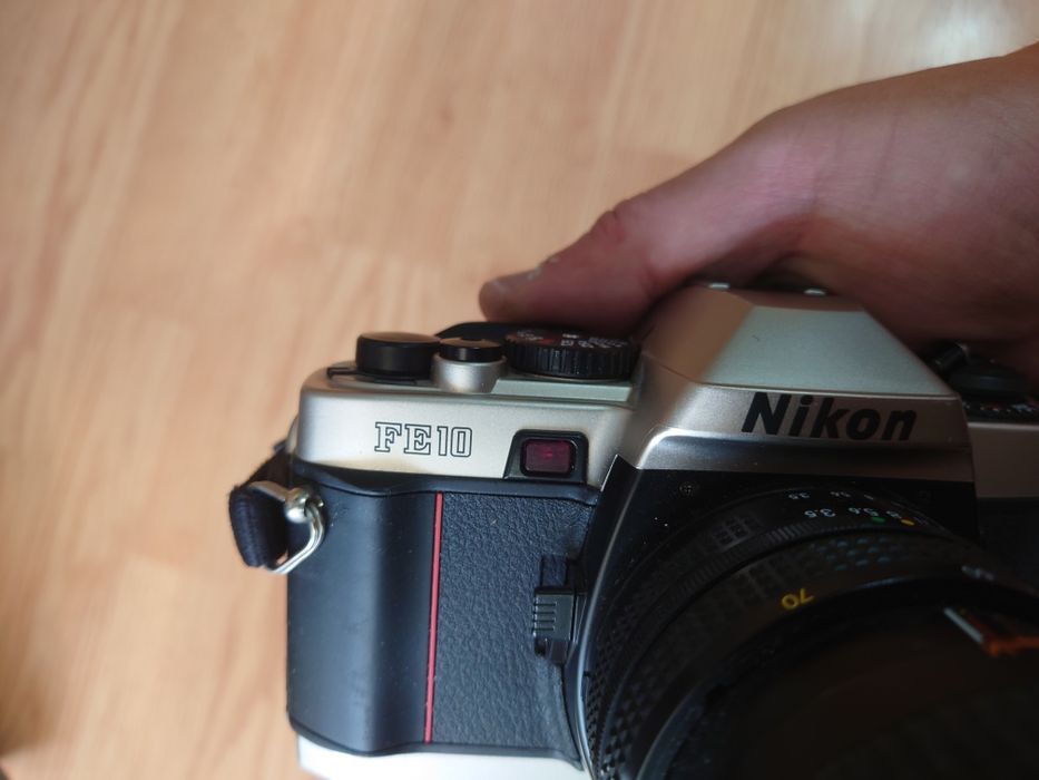 SLR Nikon FE10 cu obiectiv nikon